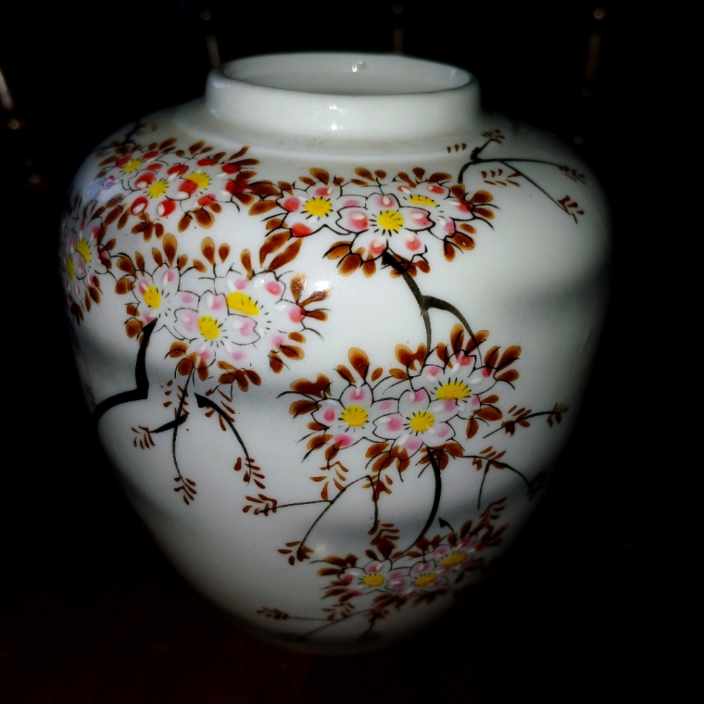 VINTAGE FLORAL VASE